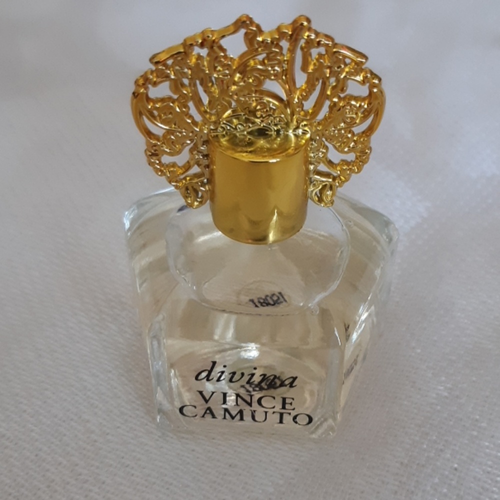 Vince Camuto Divina